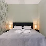 Square By Renters *