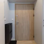 Square By Renters Apartment *