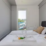 Square By Renters Apartment