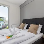 Square By Renters Apartment *