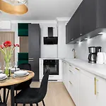 Square By Renters Apartment *