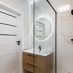 Square By Renters Apartment