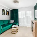 Square By Renters Apartment *